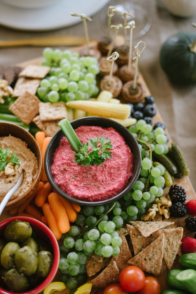 Herbstrezepte-Snackplatte-Pinker Hummus-OWAO-Ernährung für Vielbeschäftigte